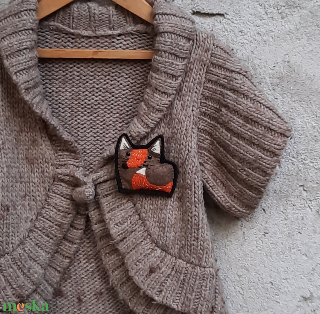 Egyedi rókás bross filcből - ékszer - kitűző és bross - Meska.hu