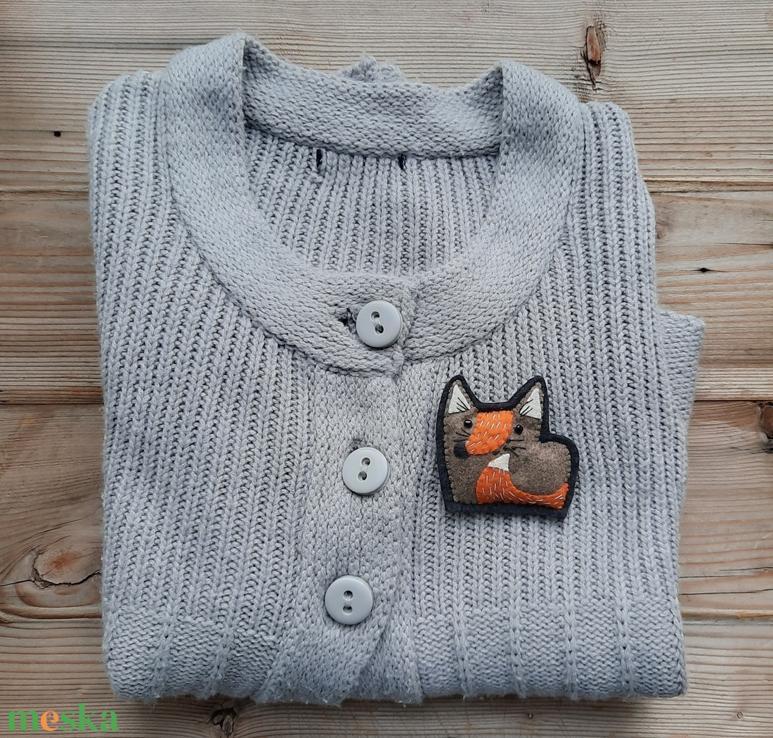 Egyedi rókás bross filcből - ékszer - kitűző és bross - Meska.hu
