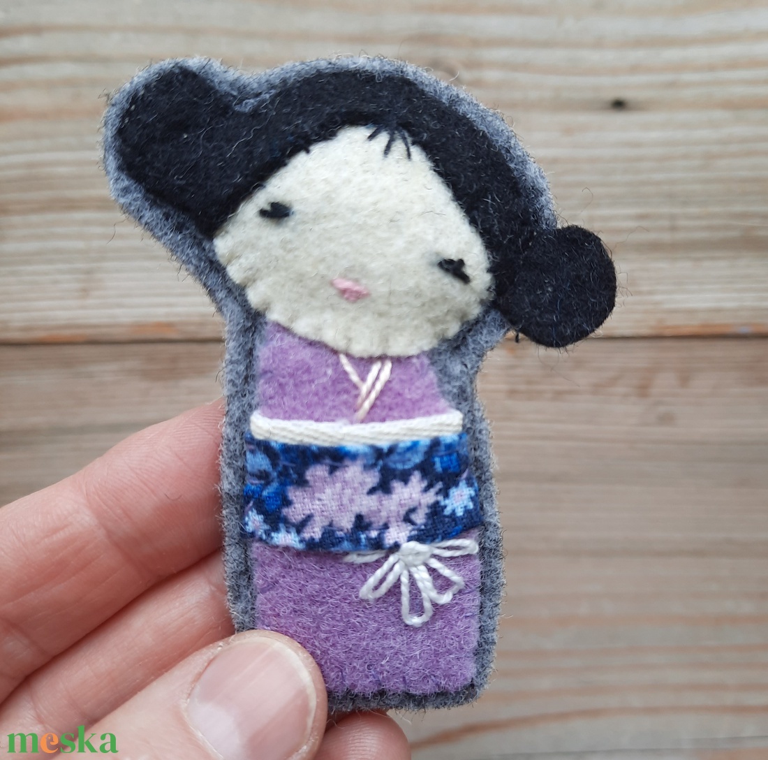 Lila ruhás Kokeshi - baba filc bross - textil ékszer, egyedi kitűző - ékszer - kitűző és bross - Meska.hu