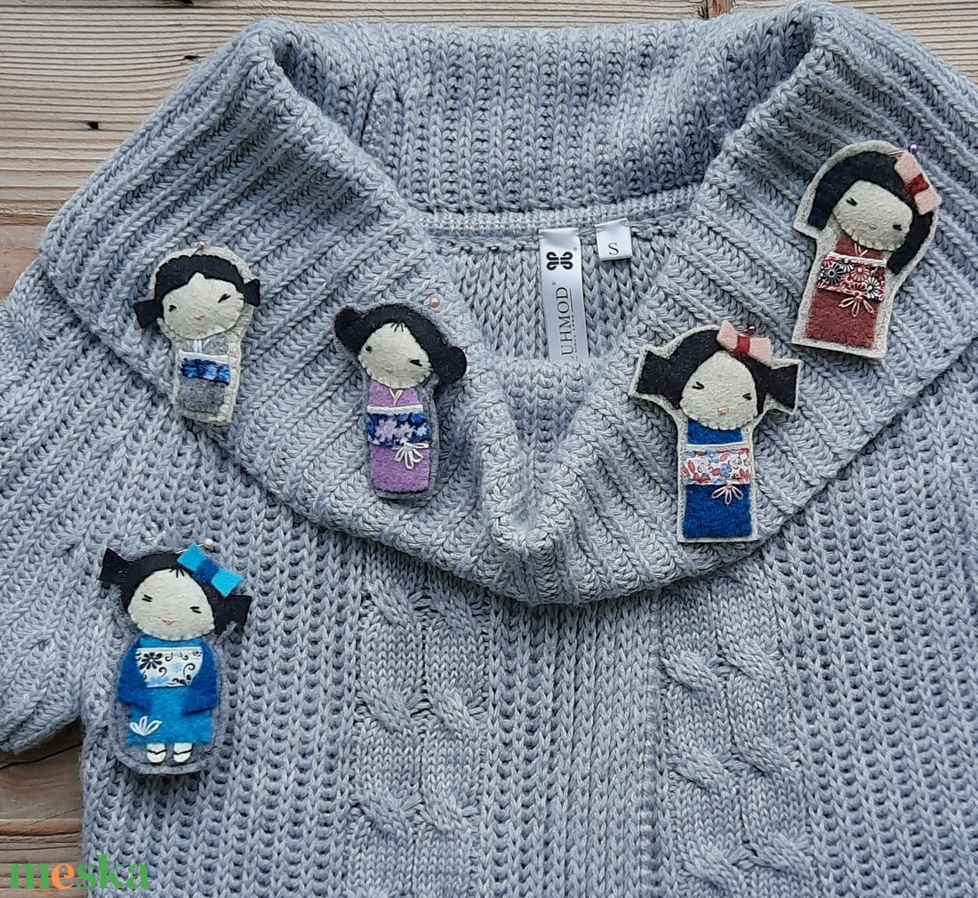 Filc bross - japán baba - ékszer - kitűző és bross - kitűző - Meska.hu Filc bross - japán baba - ékszer - kitűző és bross - kitűző - Meska.hu
