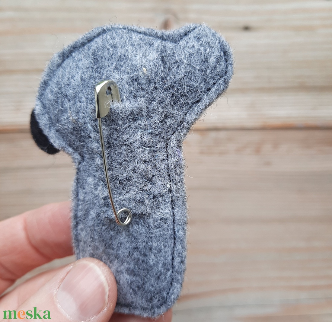 Lila ruhás Kokeshi - baba filc bross - textil ékszer, egyedi kitűző - ékszer - kitűző és bross - Meska.hu