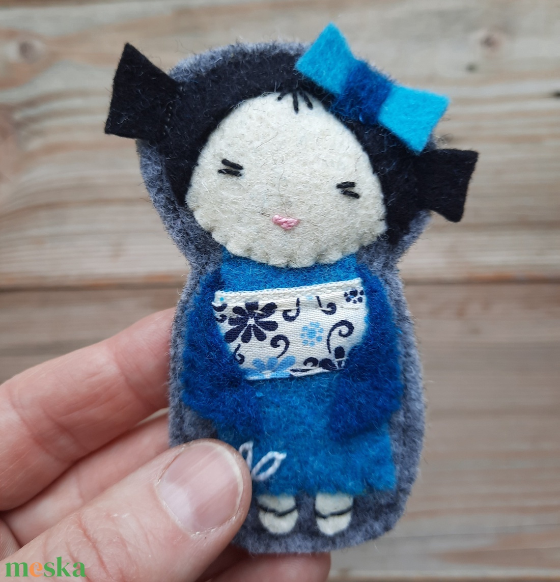 Apró TÜRKIZ ruhás Kokeshi -baba filc bross - ékszer - kitűző és bross - Meska.hu