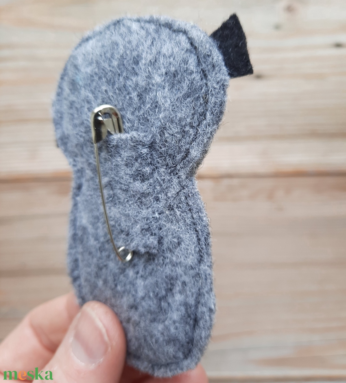 Apró TÜRKIZ ruhás Kokeshi -baba filc bross - ékszer - kitűző és bross - Meska.hu