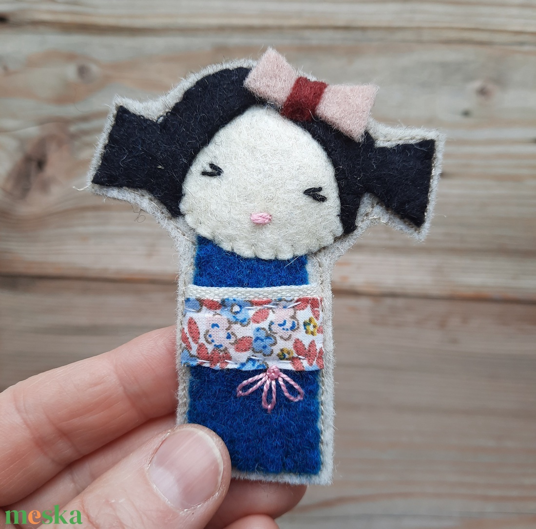 Filc bross - japán baba - ékszer - kitűző és bross - kitűző - Meska.hu Filc bross - japán baba - ékszer - kitűző és bross - kitűző - Meska.hu