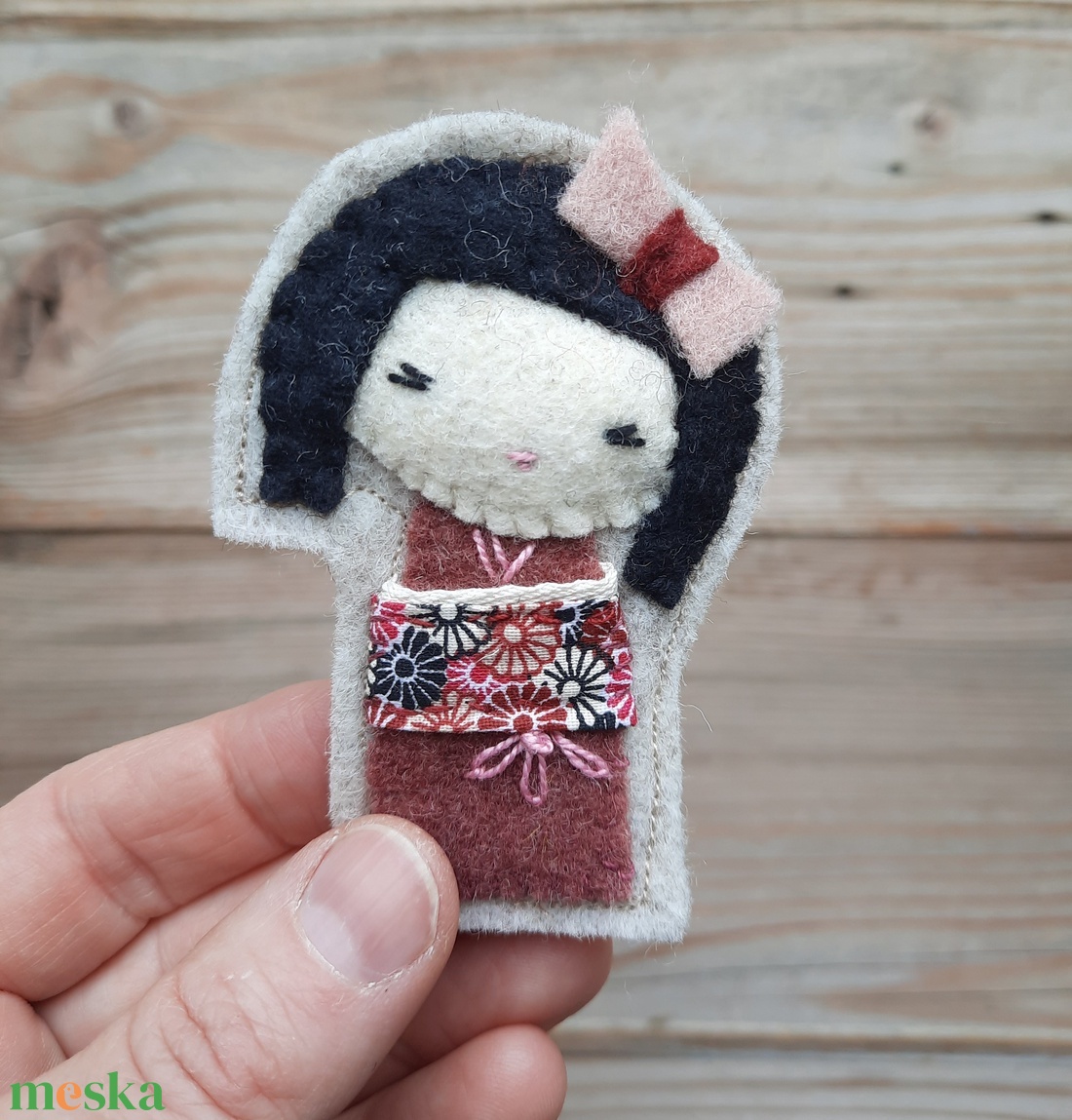 Apró Bodró ruhás Kokeshi -baba rózsaszín masnival -filc bross  - ékszer - kitűző és bross - Meska.hu