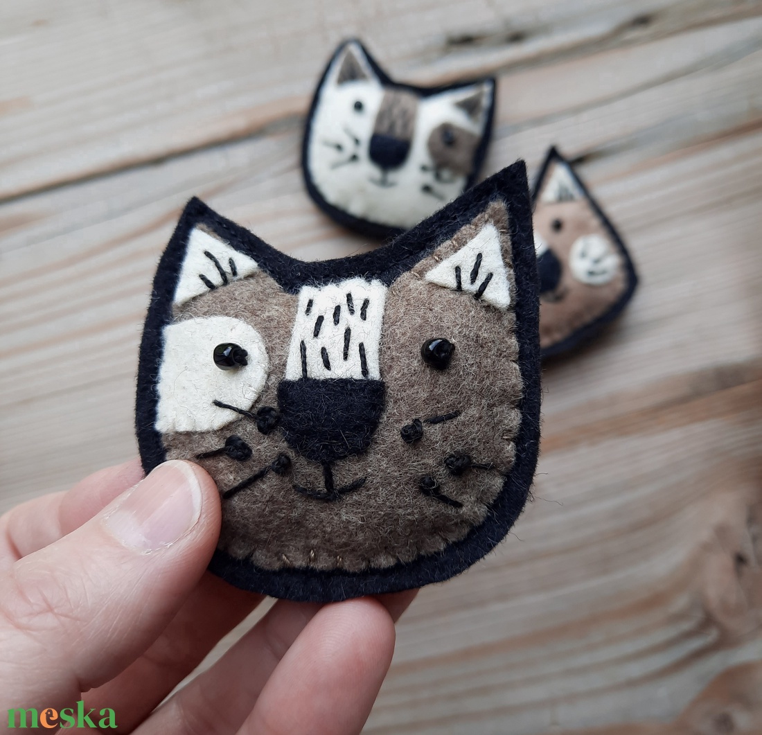Barna cica bross, filc kitűző - egyedi textil ékszer, macskás ajándék - ékszer - kitűző és bross - kitűző - Meska.hu