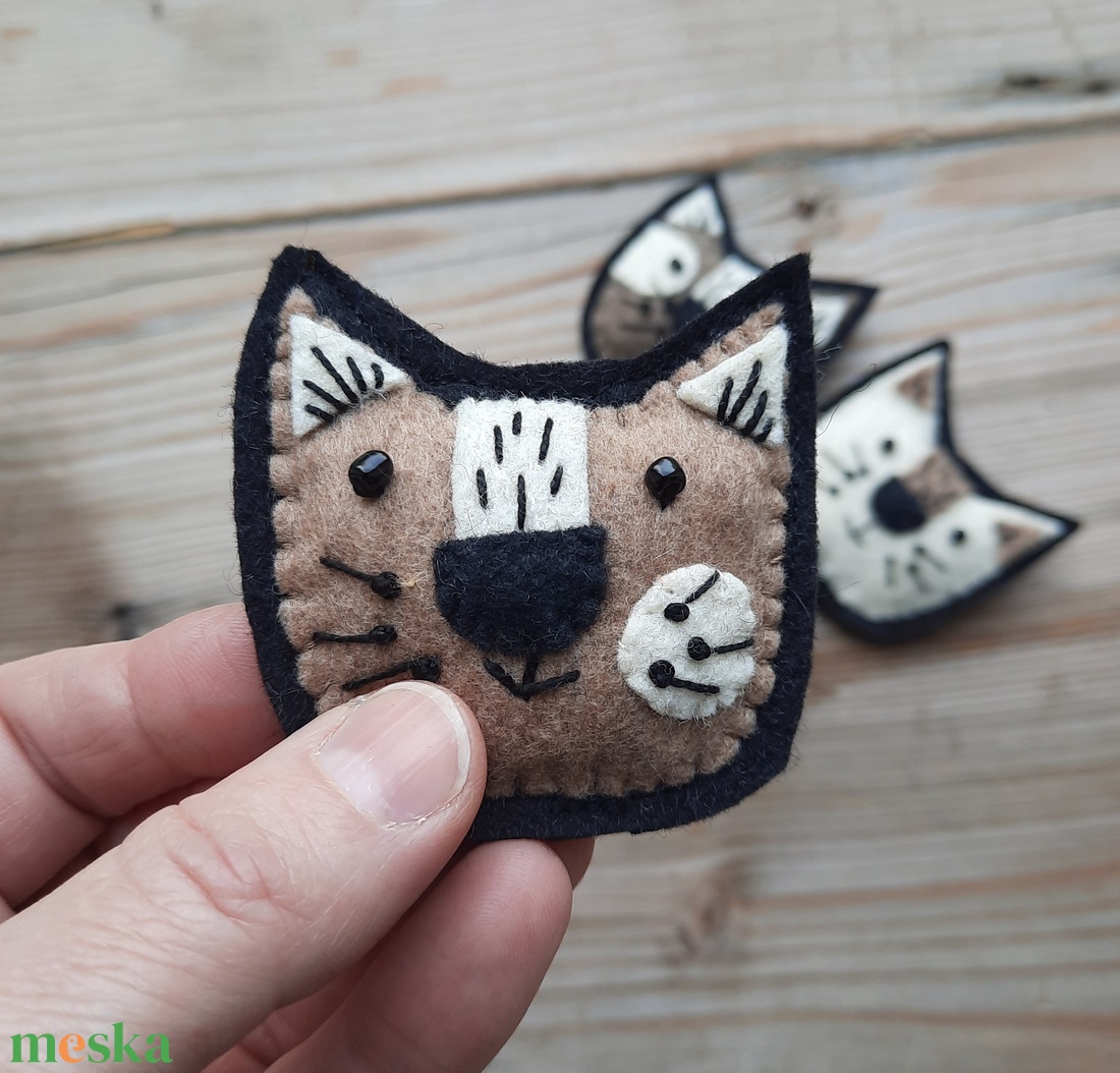 Barna cica fehér pofival, cicás bross, filc kitűző - egyedi textil ékszer, macskás ajándék - ékszer - kitűző és bross - kitűző - Meska.hu Barna cica fehér pofival, cicás bross, filc kitűző - egyedi textil ékszer, macskás ajándék - ékszer - kitűző és bross - kitűző - Meska.hu