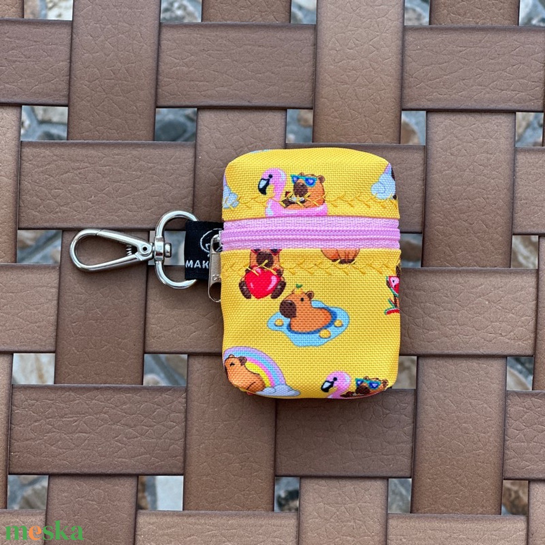 Fülhallgató Méretű Karabineres Mini Neszesszer Kapibara - táska & tok - pénztárca & más tok - fülhallgató tok  - Meska.hu Fülhallgató Méretű Karabineres Mini Neszesszer Kapibara - táska & tok - pénztárca & más tok - fülhallgató tok  - Meska.hu