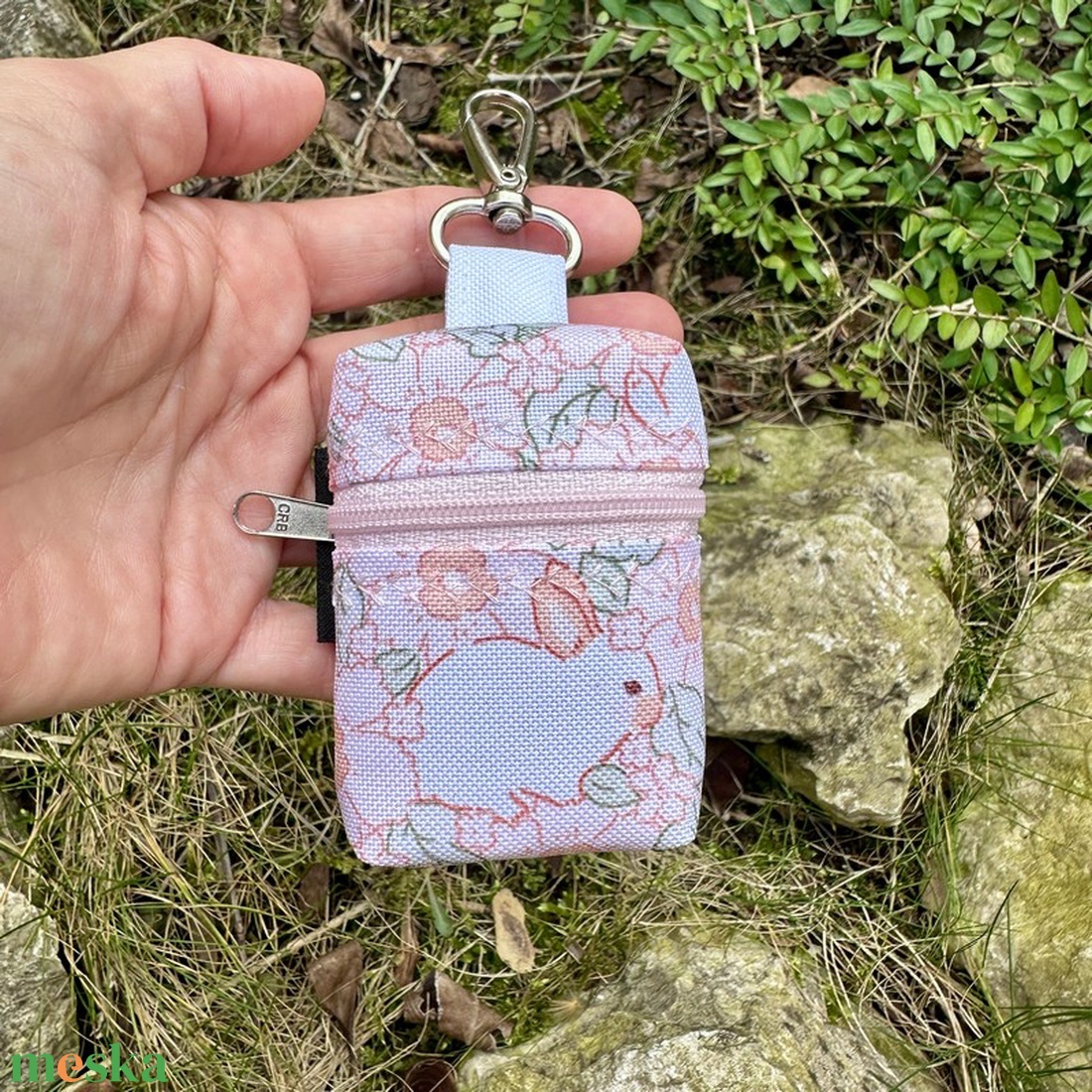 Fülhallgató Méretű Karabineres Mini Neszesszer Nyuszi - táska & tok - pénztárca & más tok - fülhallgató tok  - Meska.hu