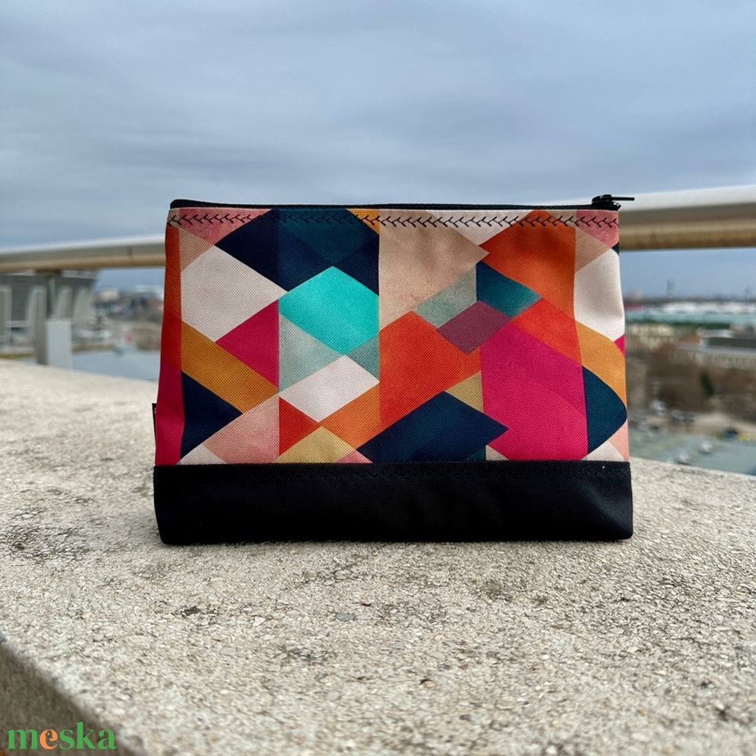 Nagyméretű Vízálló Neszesszer Absztrakt Háromszögek - táska & tok - neszesszer - Meska.hu