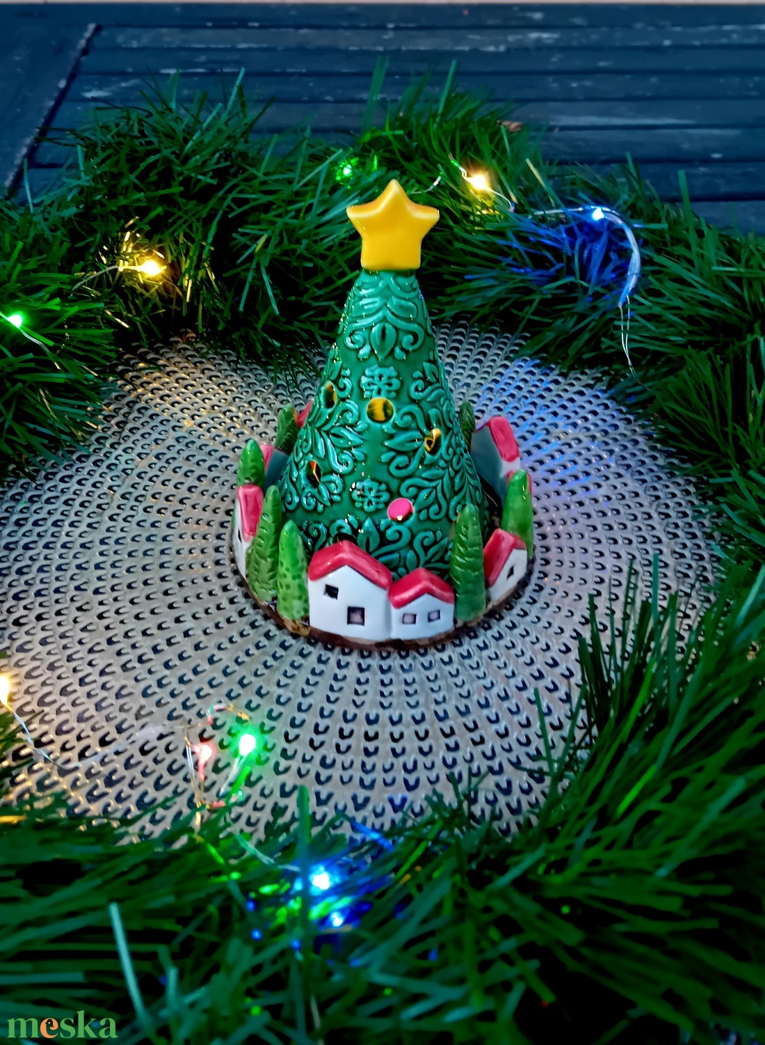 Kerámia mécses, fenyőfa házakkal - esküvő - dekoráció - asztaldísz - Meska.hu