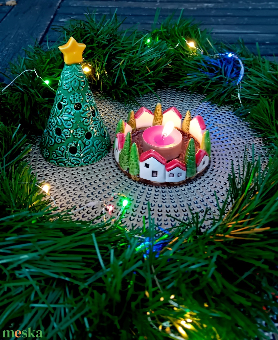 Kerámia mécses, fenyőfa házakkal - esküvő - dekoráció - asztaldísz - Meska.hu