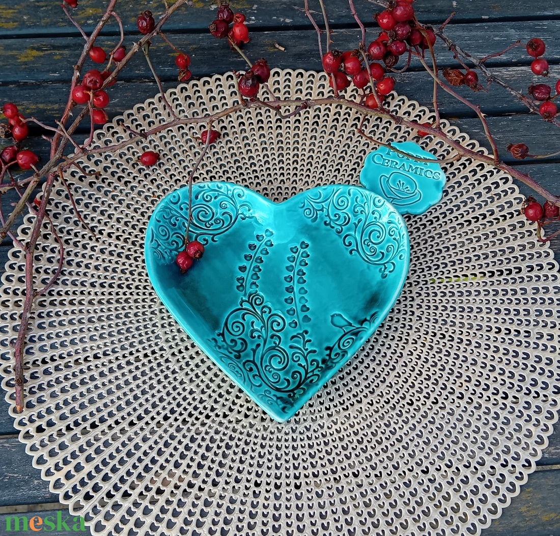 Szív virág és madárka mintás kerámia tál, türkiz - otthon & életmód - dekoráció - asztal és polc dekoráció - asztaldísz - Meska.hu