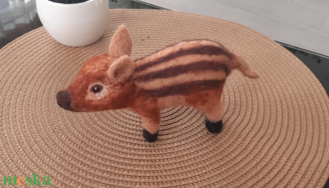 Tűnemezelt vadmalac - otthon & életmód - dekoráció - asztal és polc dekoráció - könyvszobor - Meska.hu