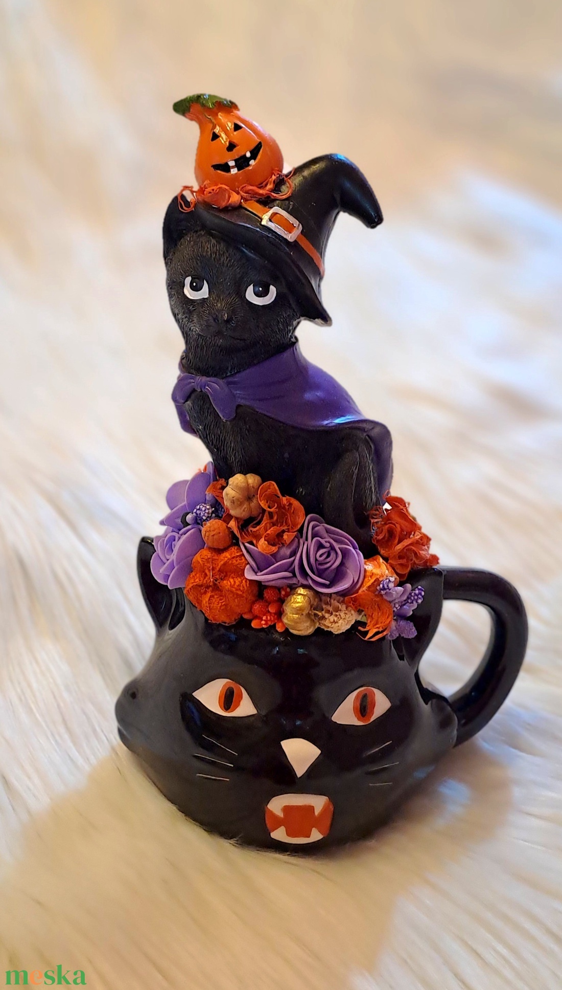 Halloweeni Cicás Asztaldísz - Boszorkány Cica Bögrében (26 cm) - otthon & életmód - dekoráció - halloween - halloweeni asztaldísz - Meska.hu