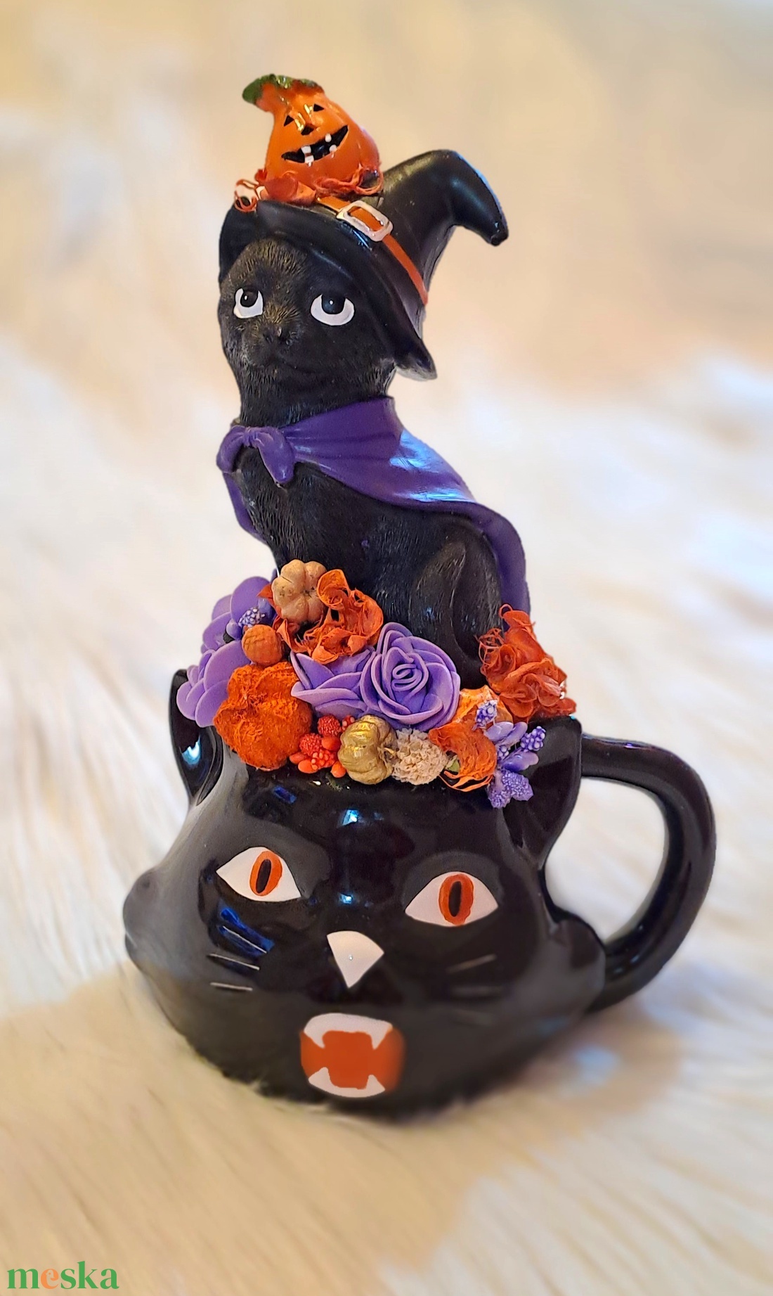 Halloweeni Cicás Asztaldísz - Boszorkány Cica Bögrében (26 cm) - otthon & életmód - dekoráció - halloween - halloweeni asztaldísz - Meska.hu