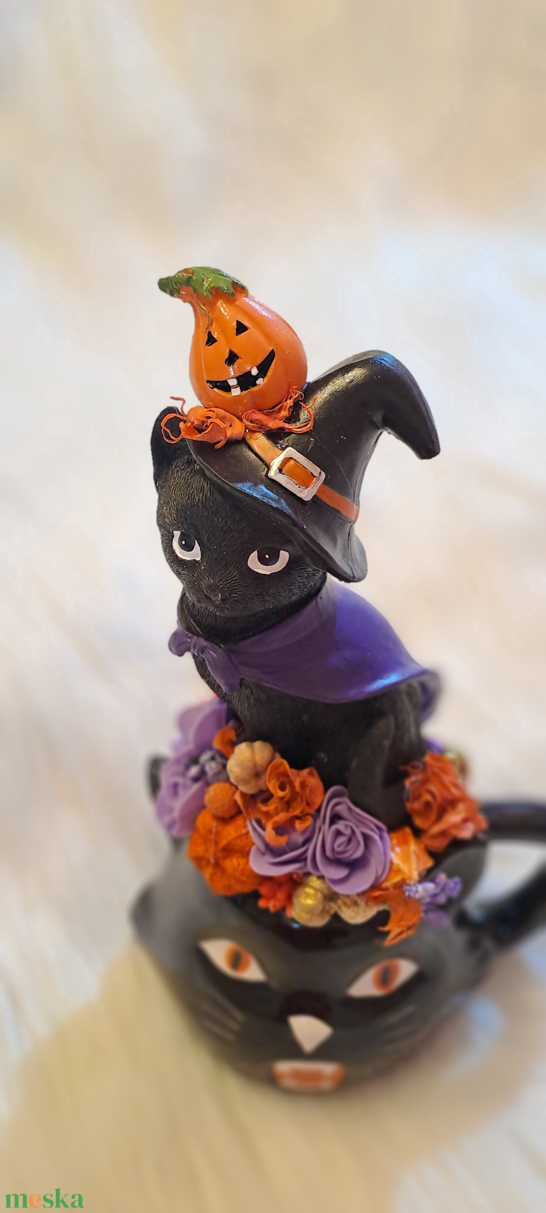 Halloweeni Cicás Asztaldísz - Boszorkány Cica Bögrében (26 cm) - otthon & életmód - dekoráció - halloween - halloweeni asztaldísz - Meska.hu