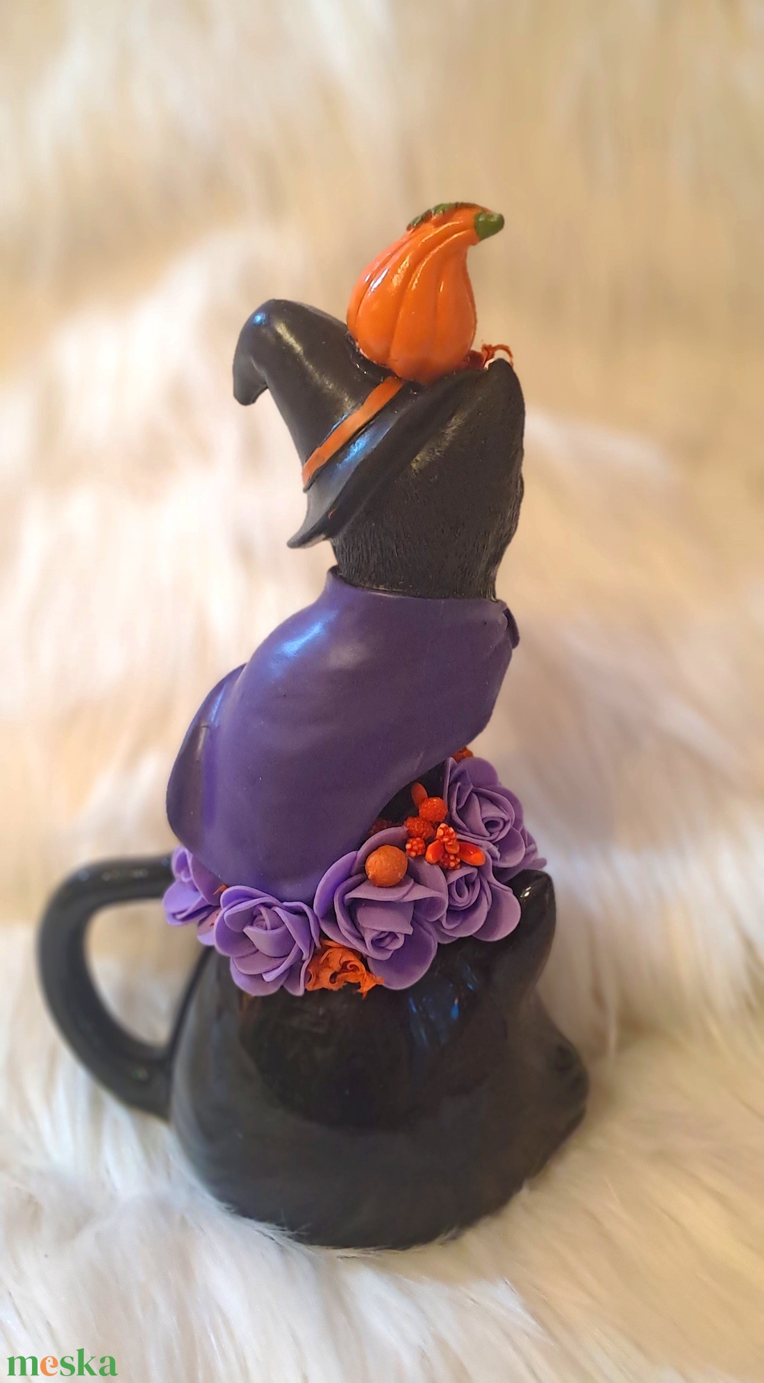 Halloweeni Cicás Asztaldísz - Boszorkány Cica Bögrében (26 cm) - otthon & életmód - dekoráció - halloween - halloweeni asztaldísz - Meska.hu