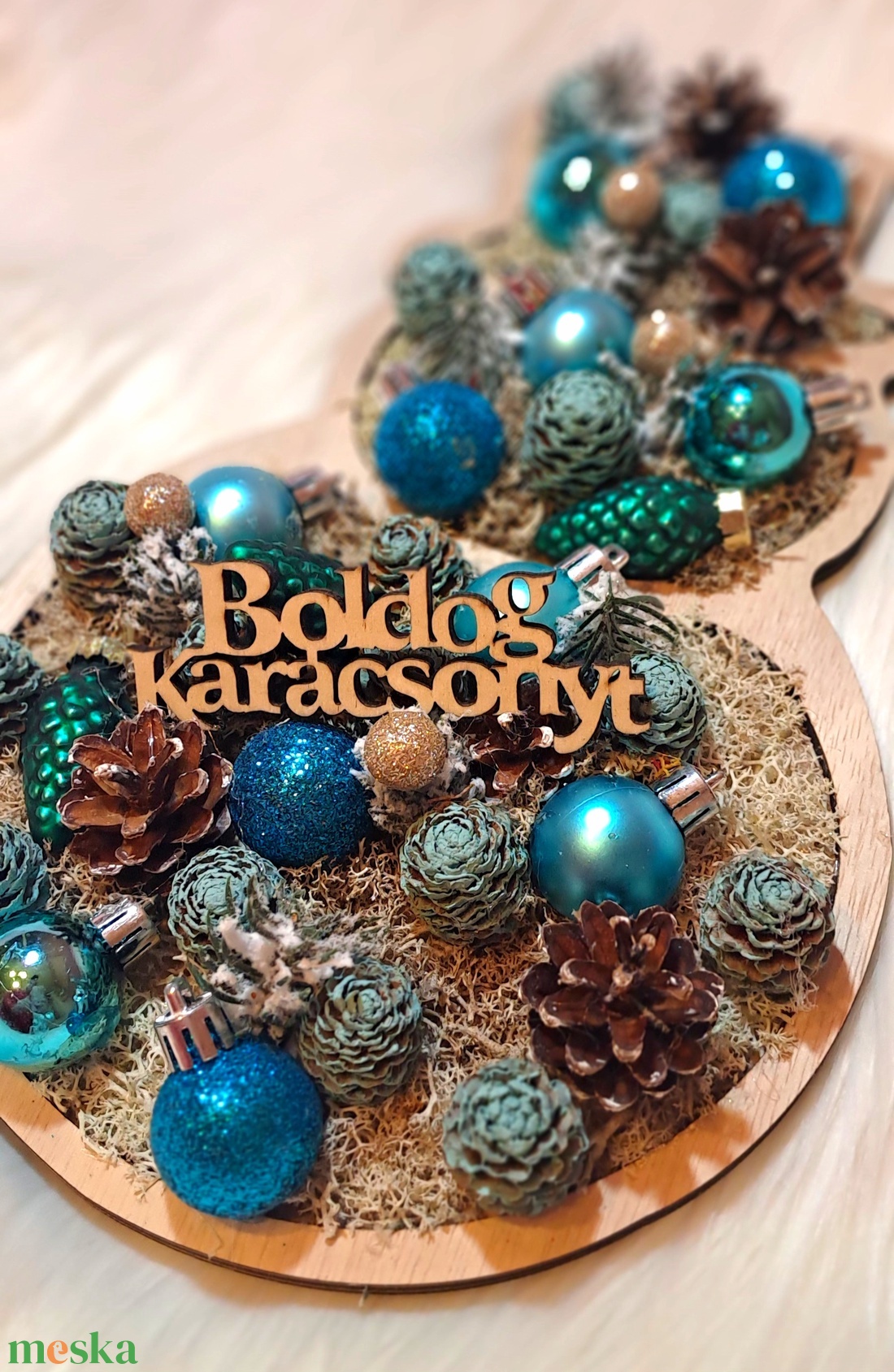Hóemberes karácsonyi asztali dísz zúzmóval és kék gömbökkel - 30 cm Boldog Karácsonyt felirattal - karácsony - karácsonyi lakásdekoráció - ünnepi asztaldekoráció - Meska.hu
