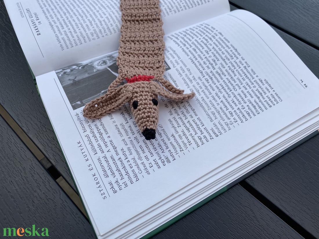 Horgolt tacsi könyvjelző, világosbarna tacskó  - könyv & zene - könyvjelző - Meska.hu