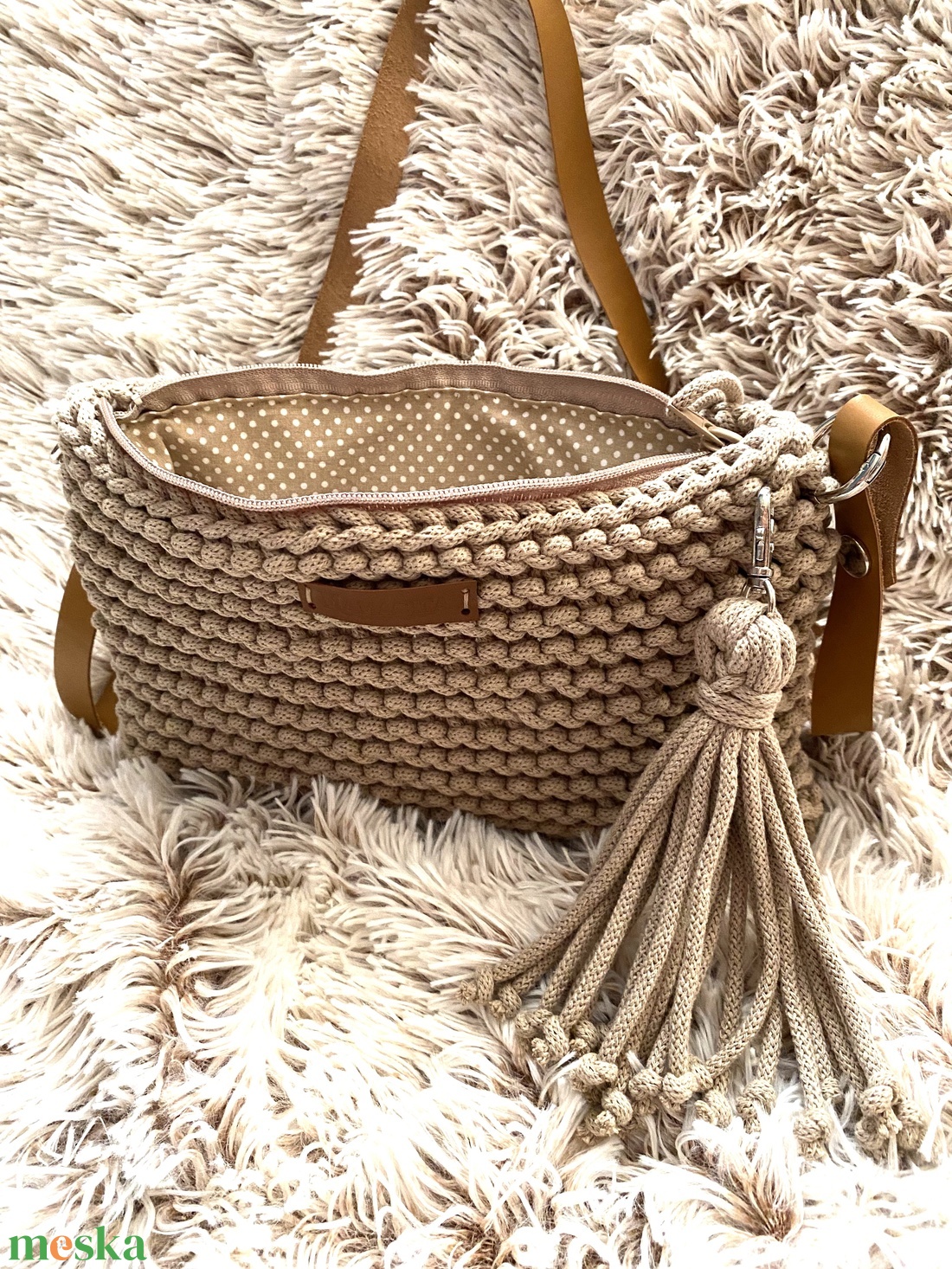 Antonia homokszínű kötött crossbody táska - táska & tok - kézitáska & válltáska - vállon átvethető táska - Meska.hu Antonia homokszínű kötött crossbody táska - táska & tok - kézitáska & válltáska - vállon átvethető táska - Meska.hu