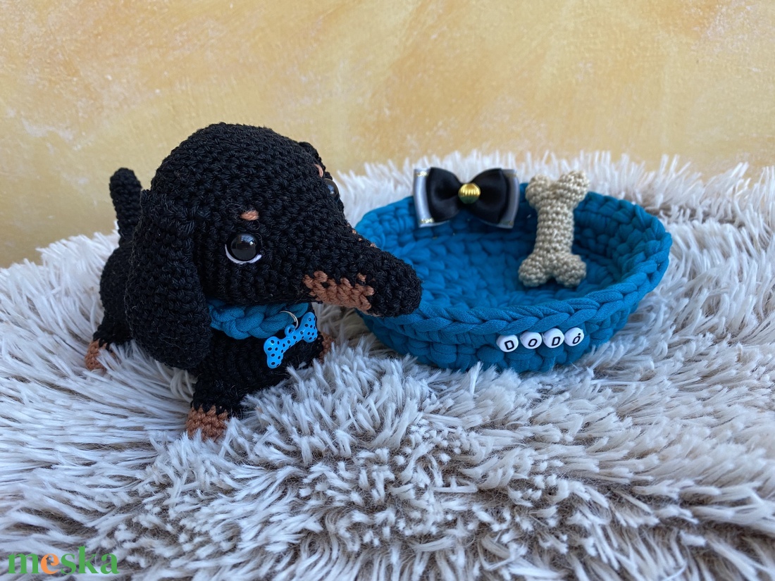 Dodó horgolt tacsi, névre szóló fekhelyével amigurumi - játék & sport - plüssállat & játékfigura - kutya - Meska.hu Dodó horgolt tacsi, névre szóló fekhelyével amigurumi - játék & sport - plüssállat & játékfigura - kutya - Meska.hu