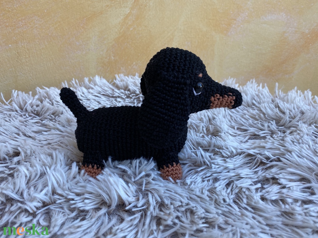 Dodó horgolt tacsi, névre szóló fekhelyével amigurumi - játék & sport - plüssállat & játékfigura - kutya - Meska.hu Dodó horgolt tacsi, névre szóló fekhelyével amigurumi - játék & sport - plüssállat & játékfigura - kutya - Meska.hu