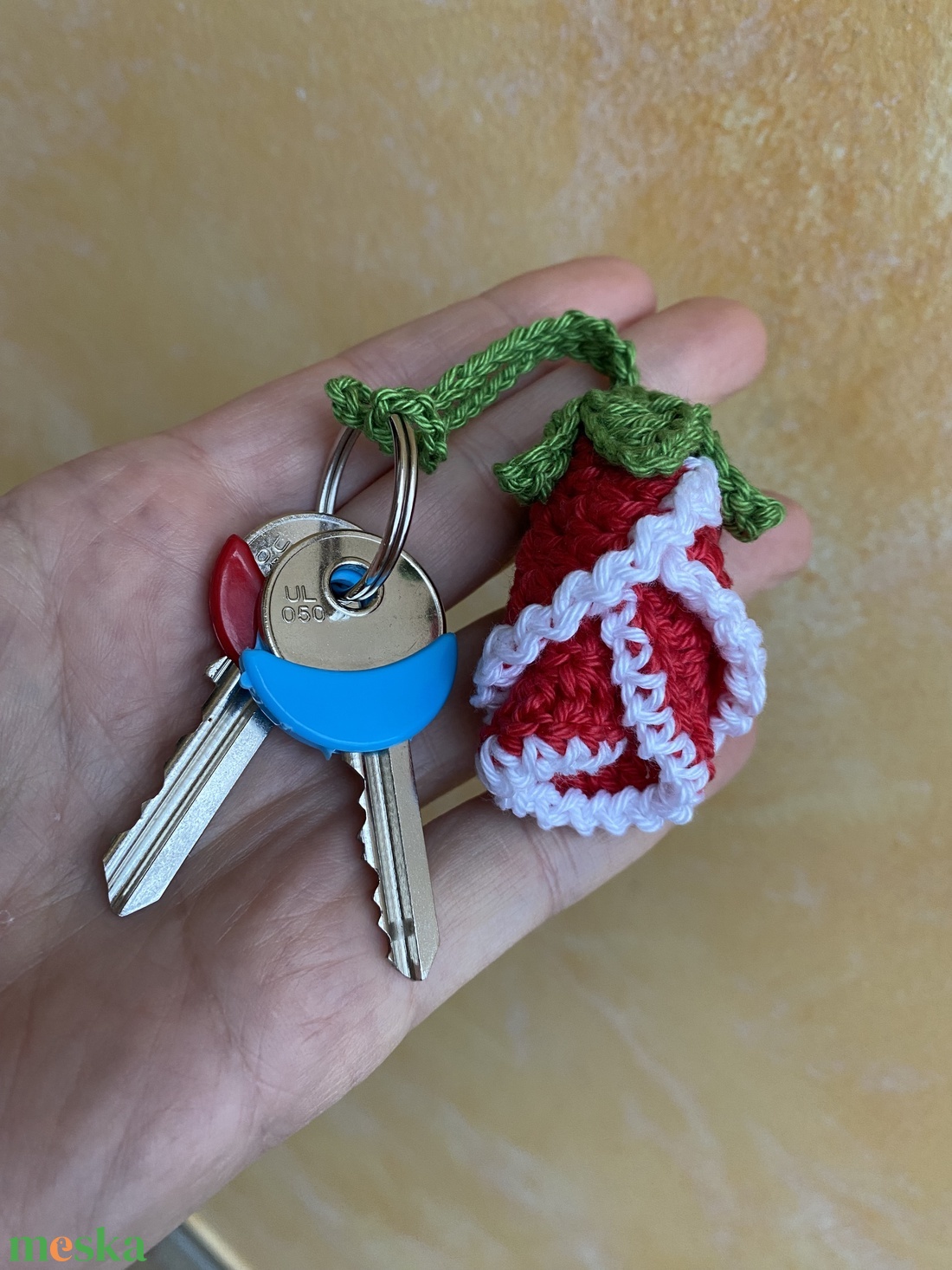 Rózsa horgolt kulcstartó, táskadísz akár karácsonyfadísz - táska & tok - kulcstartó & táskadísz - kulcstartó - Meska.hu