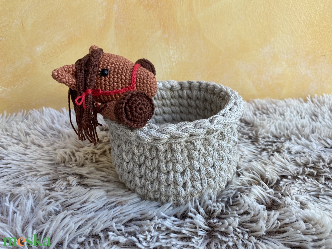 Horgolt tároló amigurumi lovacska díszítéssel - otthon & életmód - tárolás & rendszerezés - tárolókosár - Meska.hu Horgolt tároló amigurumi lovacska díszítéssel - otthon & életmód - tárolás & rendszerezés - tárolókosár - Meska.hu