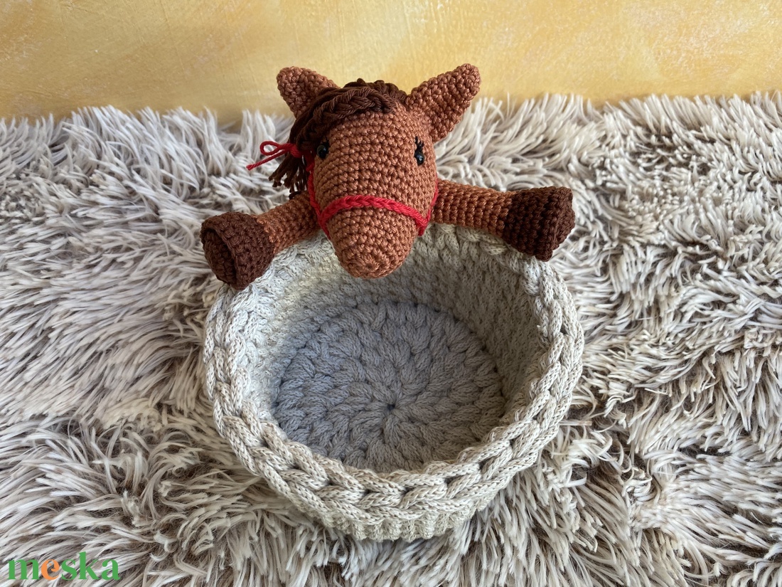 Horgolt tároló amigurumi lovacska díszítéssel - otthon & életmód - tárolás & rendszerezés - tárolókosár - Meska.hu Horgolt tároló amigurumi lovacska díszítéssel - otthon & életmód - tárolás & rendszerezés - tárolókosár - Meska.hu