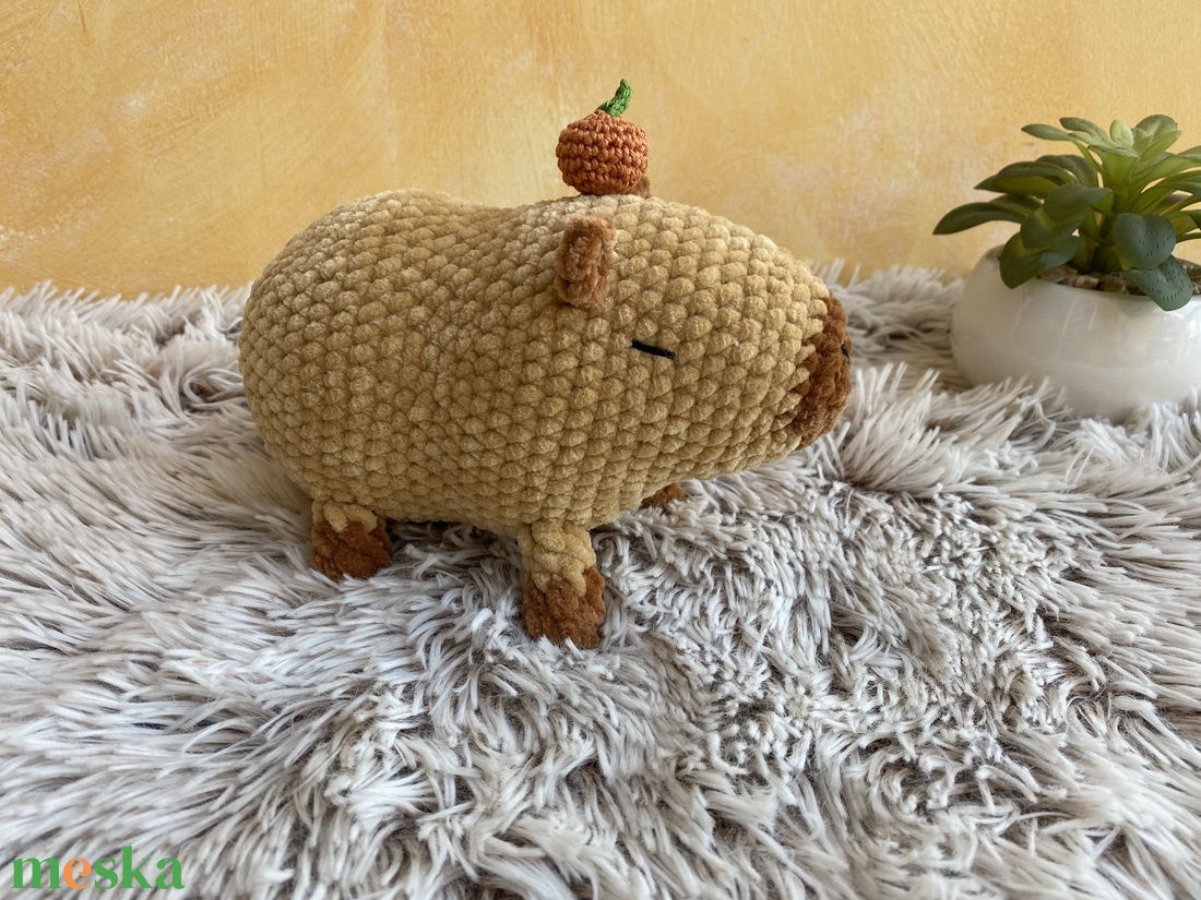 Plüss horgolt capybara mandarinnal 18 cm - játék & sport - plüssállat & játékfigura - más figura - Meska.hu Plüss horgolt capybara mandarinnal 18 cm - játék & sport - plüssállat & játékfigura - más figura - Meska.hu