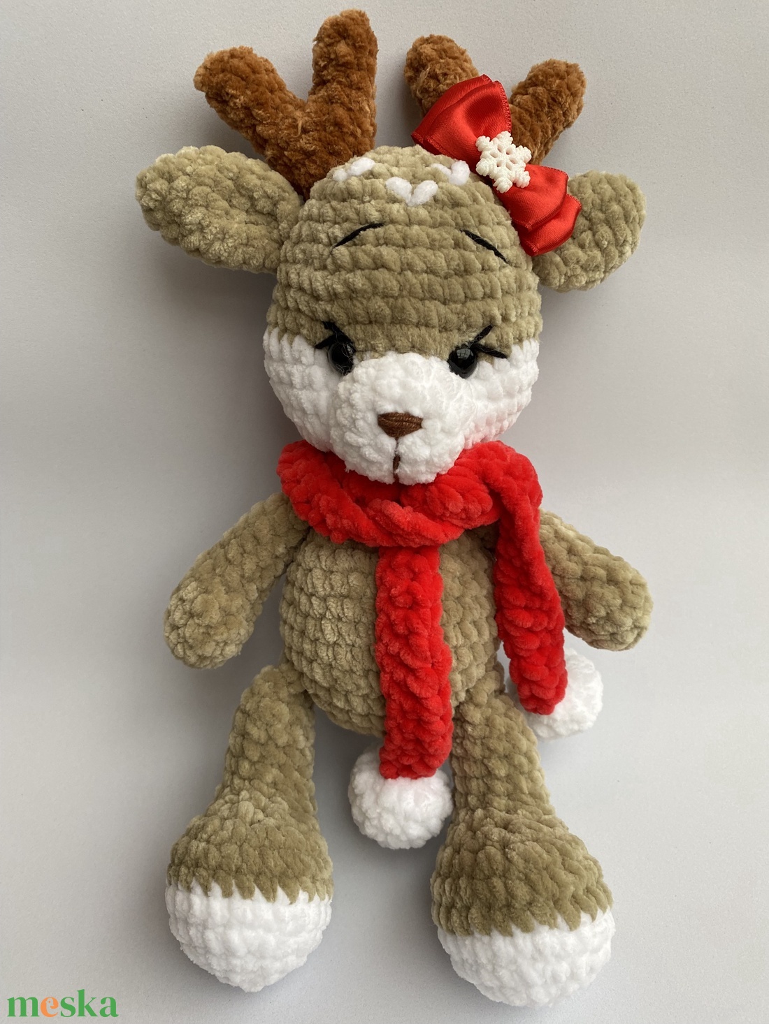 Horgolt rénszarvas piros masnival és sállal - játék & sport - plüssállat & játékfigura - más figura - Meska.hu