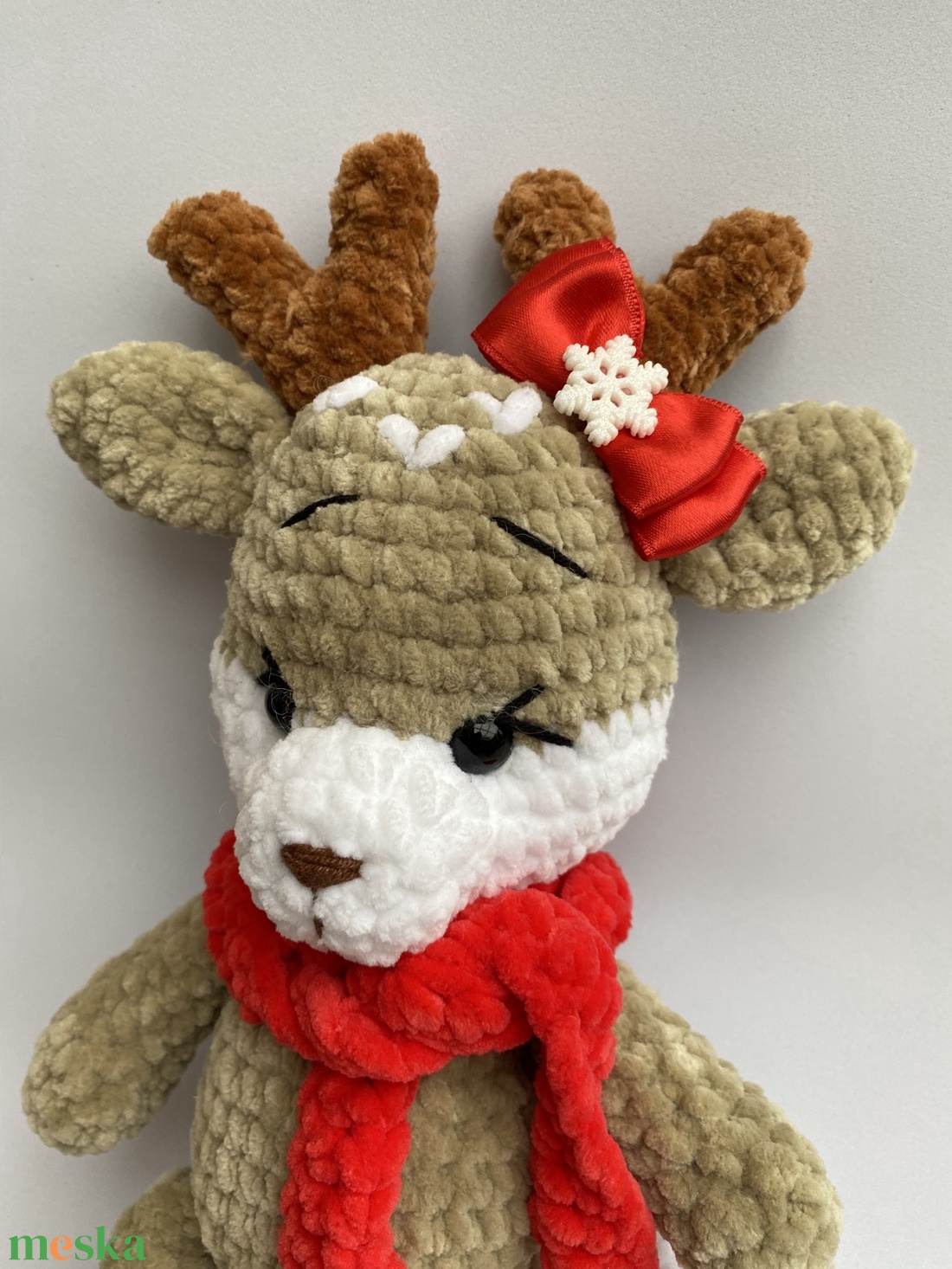 Horgolt rénszarvas piros masnival és sállal - játék & sport - plüssállat & játékfigura - más figura - Meska.hu