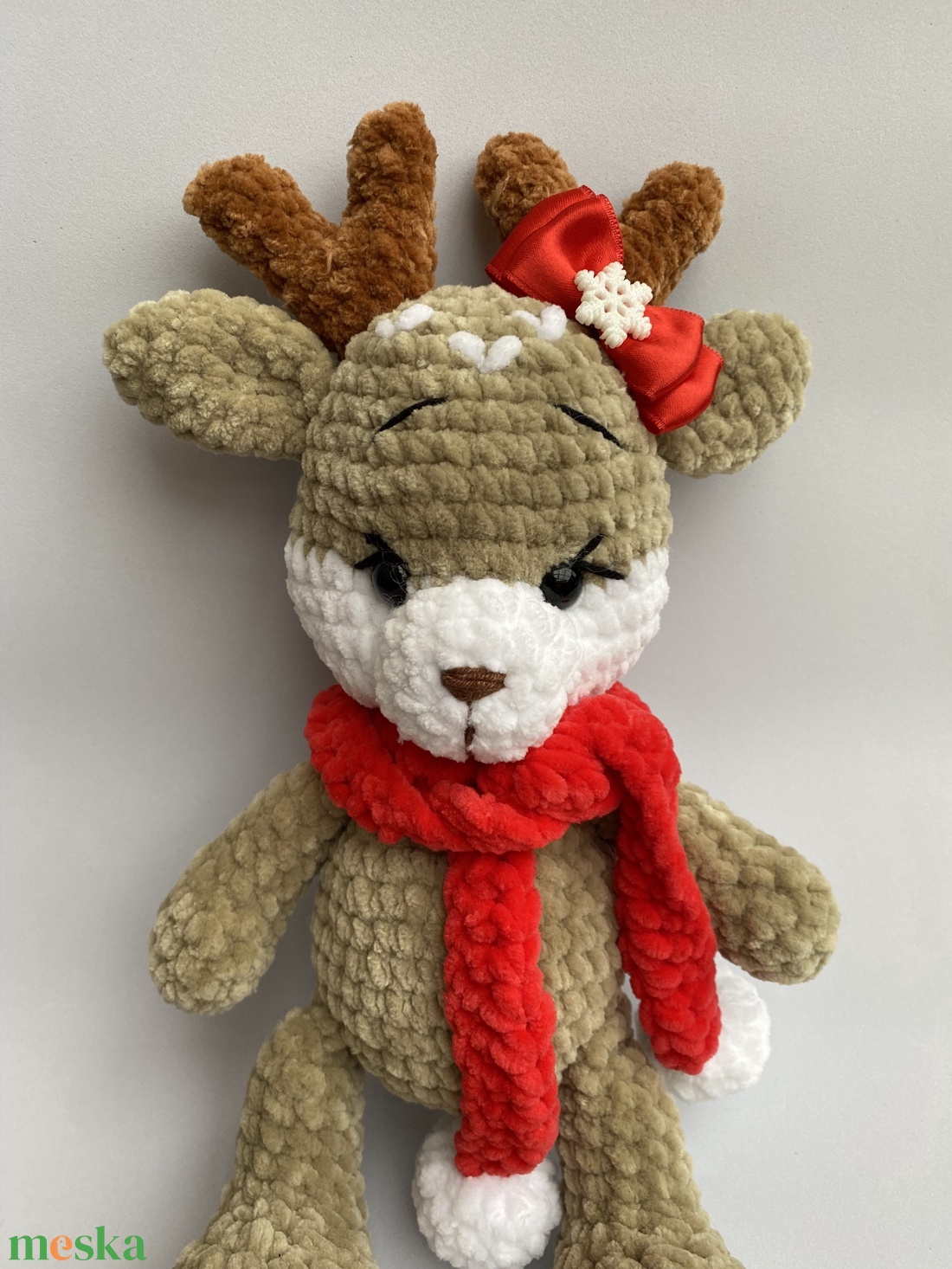 Horgolt rénszarvas piros masnival és sállal - játék & sport - plüssállat & játékfigura - más figura - Meska.hu