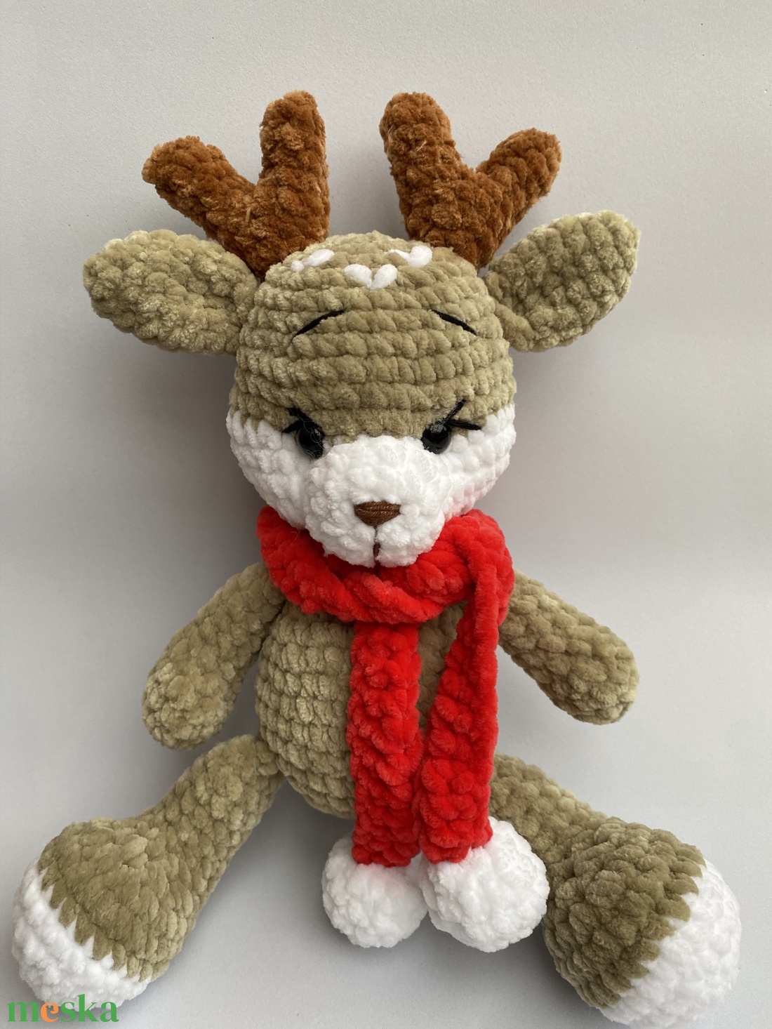 Horgolt rénszarvas piros masnival és sállal - játék & sport - plüssállat & játékfigura - más figura - Meska.hu