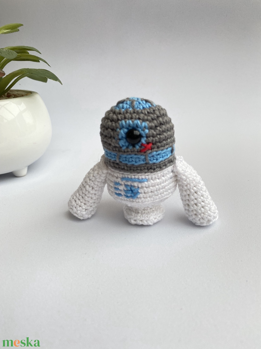 Horgolt R2D2 robot - játék & sport - plüssállat & játékfigura - robot & gép - Meska.hu