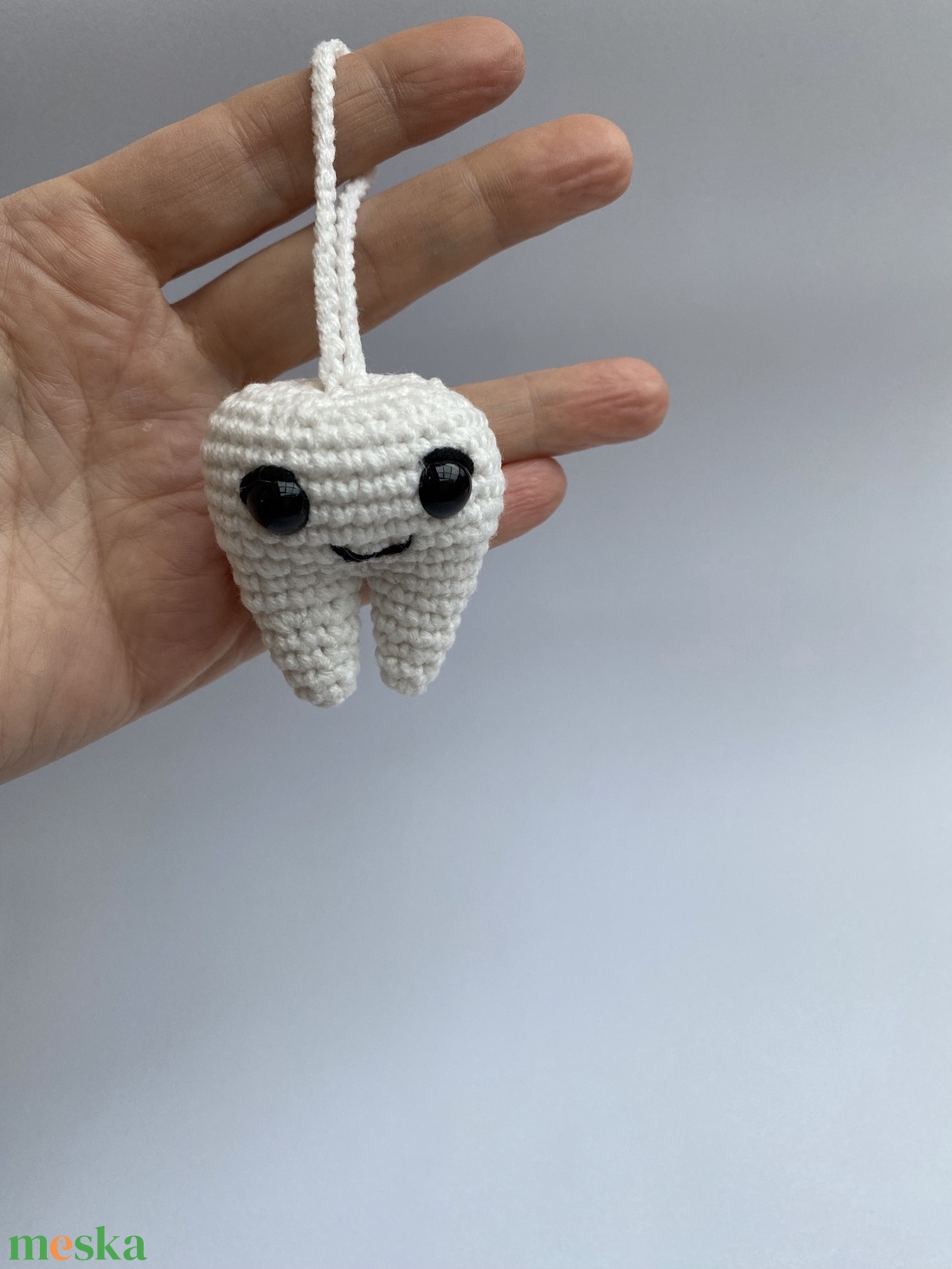 Mosolygós horgolt fog kulcstartó, táskadísz - játék & sport - plüssállat & játékfigura - más figura - Meska.hu
