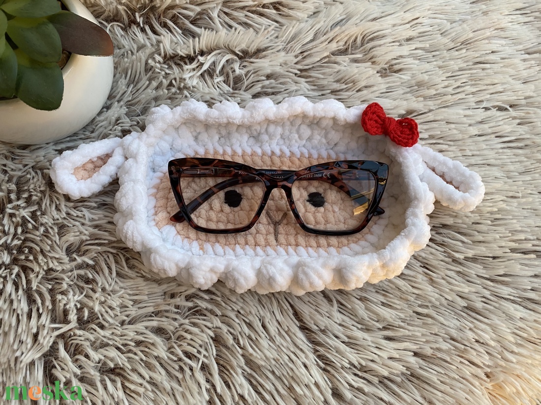 Horgolt bárányos szemüvegtartó / napszemüvegtartó  - táska & tok - pénztárca & más tok - szemüvegtok - Meska.hu
