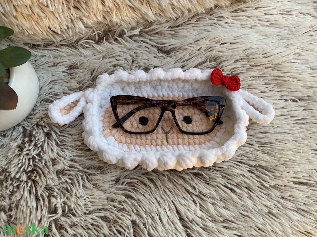 Horgolt bárányos szemüvegtartó / napszemüvegtartó  - táska & tok - pénztárca & más tok - szemüvegtok - Meska.hu