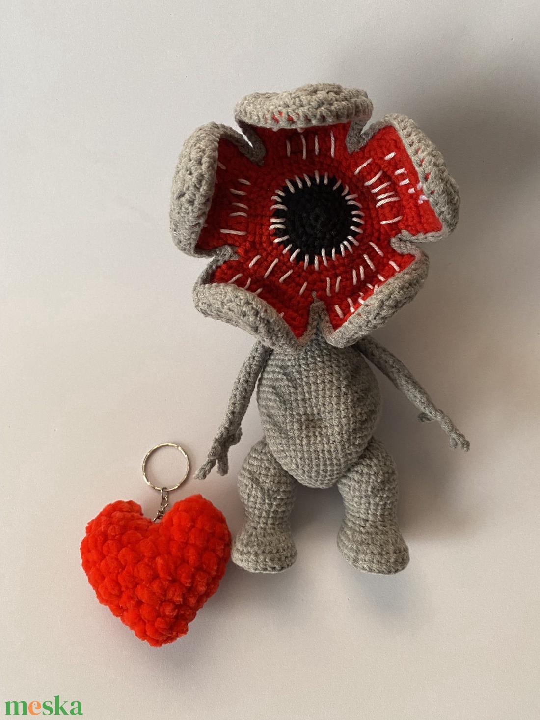 Kézzel horgolt Stranger Things Demogorgon merevítéssel ellátva, szív kulcstartó ajándék - játék & sport - plüssállat & játékfigura - más figura - Meska.hu