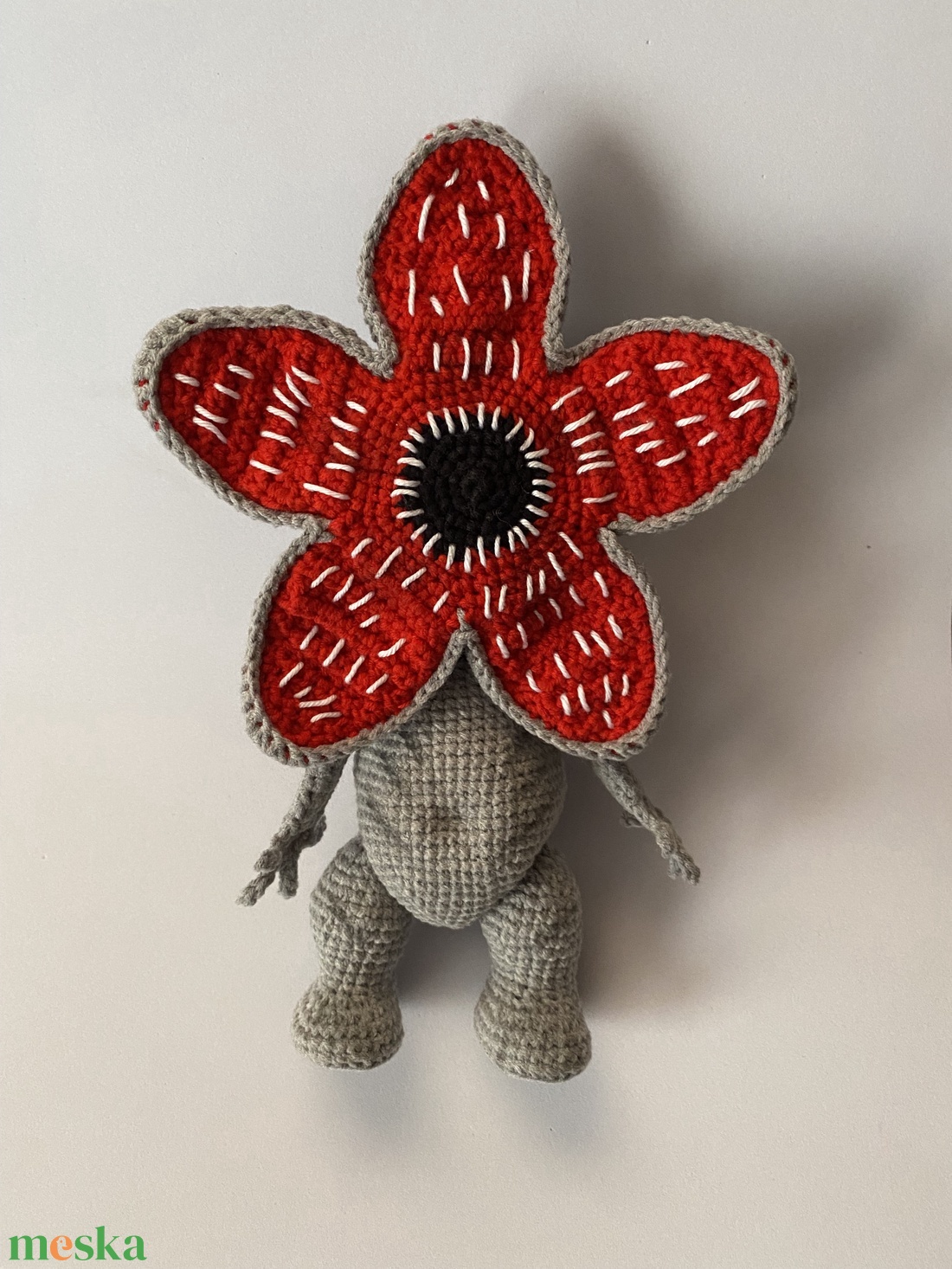 Kézzel horgolt Stranger Things Demogorgon merevítéssel ellátva, szív kulcstartó ajándék - játék & sport - plüssállat & játékfigura - más figura - Meska.hu