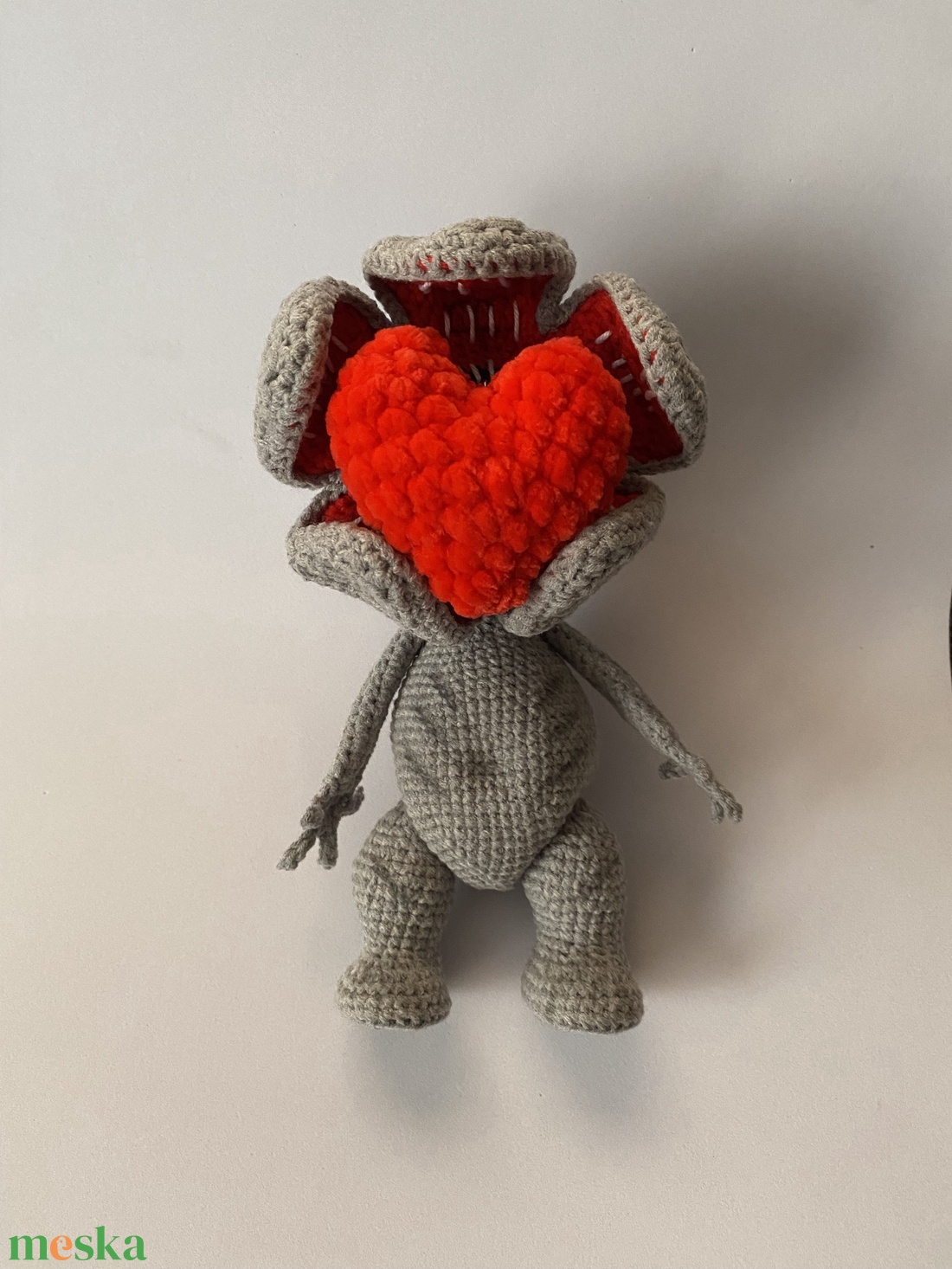 Kézzel horgolt Stranger Things Demogorgon merevítéssel ellátva, szív kulcstartó ajándék - játék & sport - plüssállat & játékfigura - más figura - Meska.hu