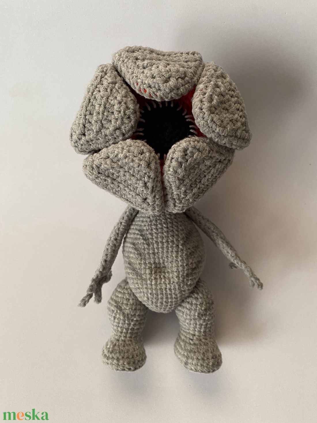 Kézzel horgolt Stranger Things Demogorgon merevítéssel ellátva, szív kulcstartó ajándék - játék & sport - plüssállat & játékfigura - más figura - Meska.hu