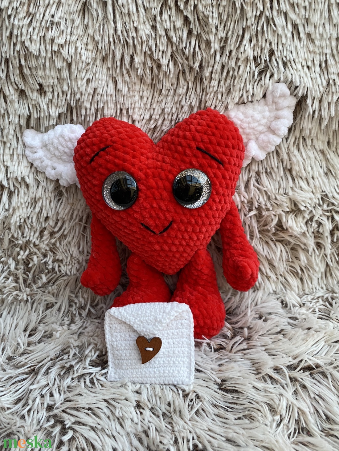 Kézzel horgolt mosolygós szív angyalszárnnyal, horgolt borítékkal - játék & sport - plüssállat & játékfigura - más figura - Meska.hu
