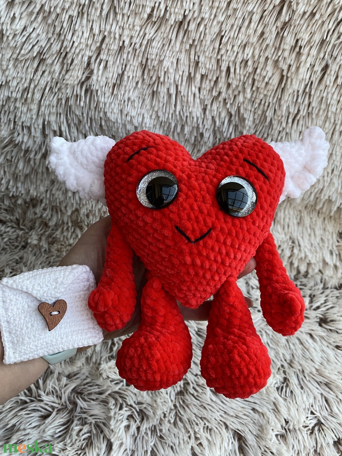 Kézzel horgolt mosolygós szív angyalszárnnyal, horgolt borítékkal - játék & sport - plüssállat & játékfigura - más figura - Meska.hu