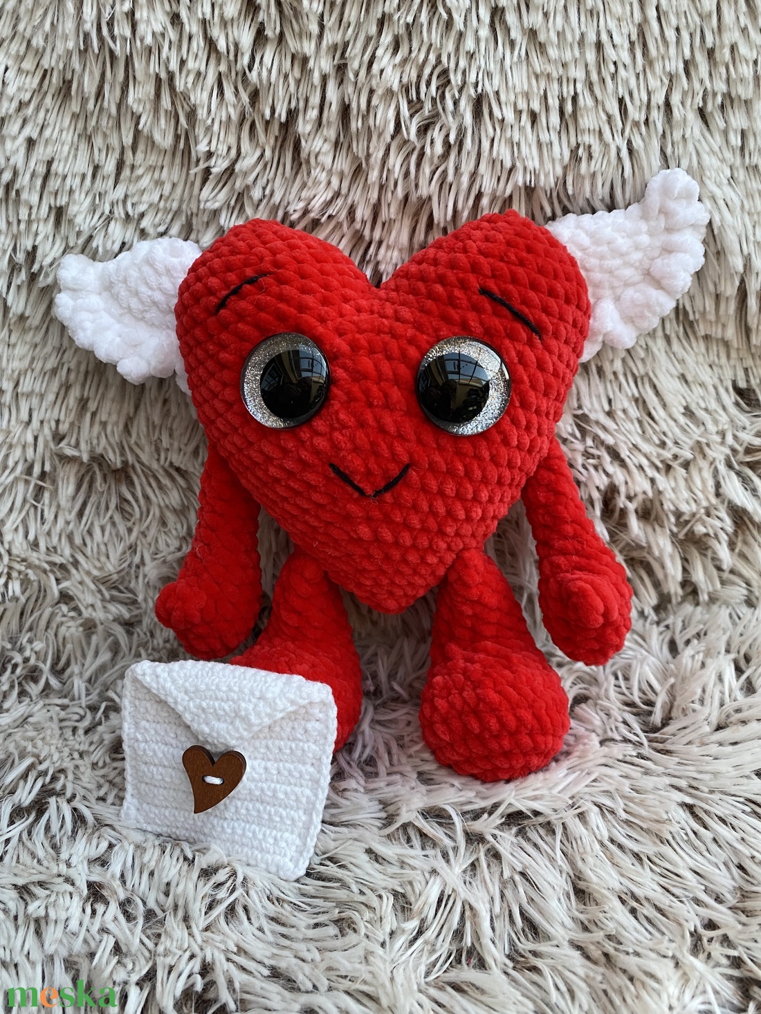 Kézzel horgolt mosolygós szív angyalszárnnyal, horgolt borítékkal - játék & sport - plüssállat & játékfigura - más figura - Meska.hu