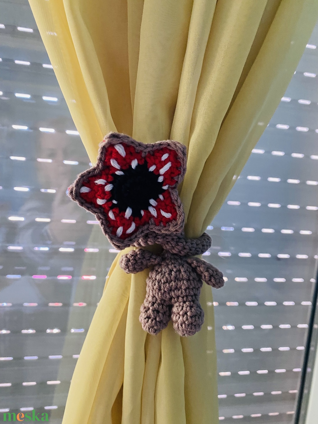 Világítós fogakkal, Stranger Things Demogorgon táskadísz, Demogorgon, aki sötétben mosolyog - játék & sport - plüssállat & játékfigura - más figura - Meska.hu