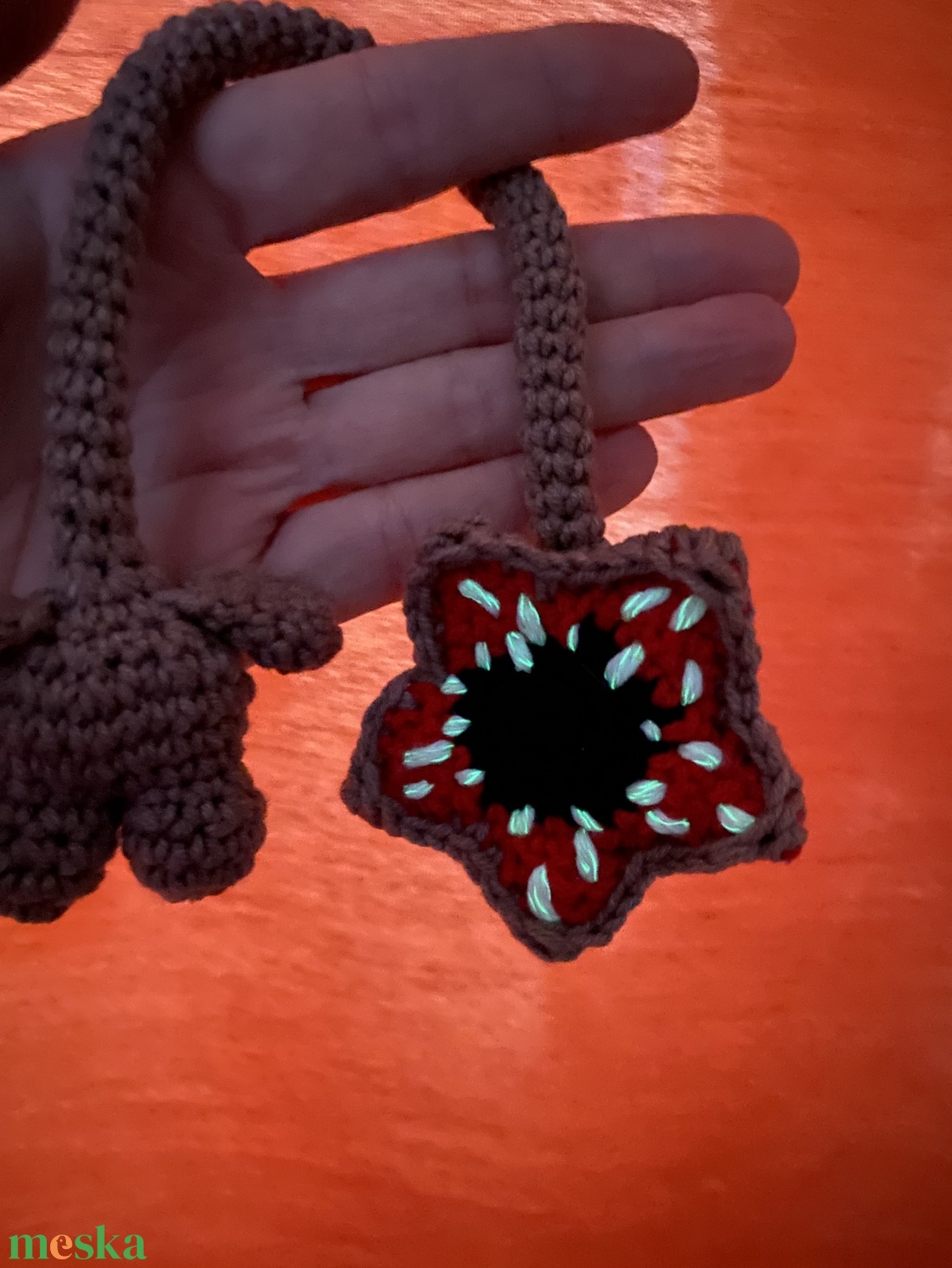 Világítós fogakkal, Stranger Things Demogorgon táskadísz, Demogorgon, aki sötétben mosolyog - játék & sport - plüssállat & játékfigura - más figura - Meska.hu