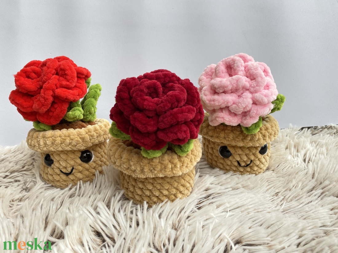 Kézzel horgolt rózsa mosolygós kaspóban, cserepes rózsa - otthon & életmód - virágdekoráció - virágdíszek - virágdísz kaspóban - Meska.hu