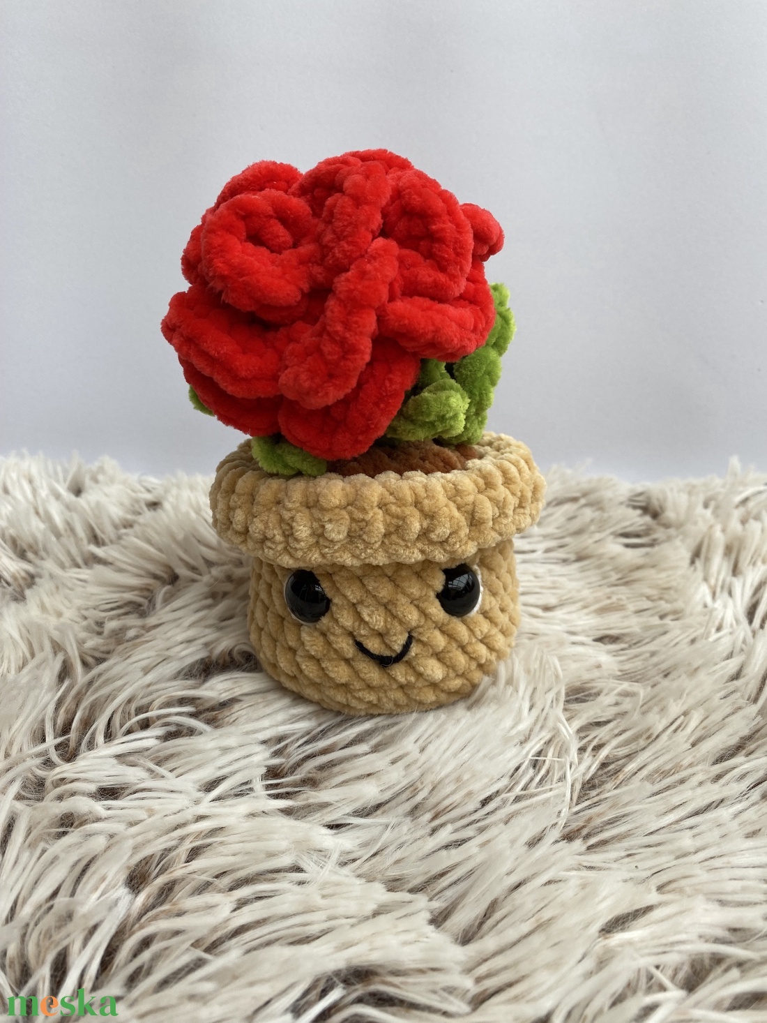 Kézzel horgolt rózsa mosolygós kaspóban, cserepes rózsa - otthon & életmód - virágdekoráció - virágdíszek - virágdísz kaspóban - Meska.hu